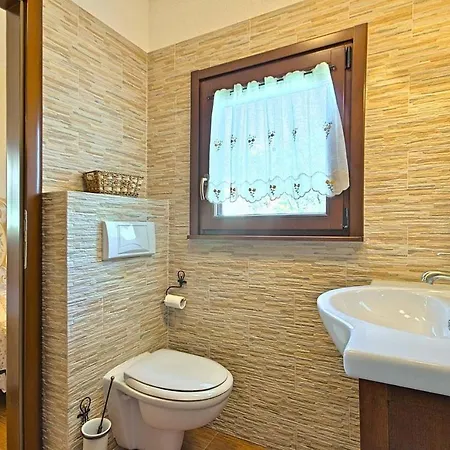 Adry Nyaraló Kaštel