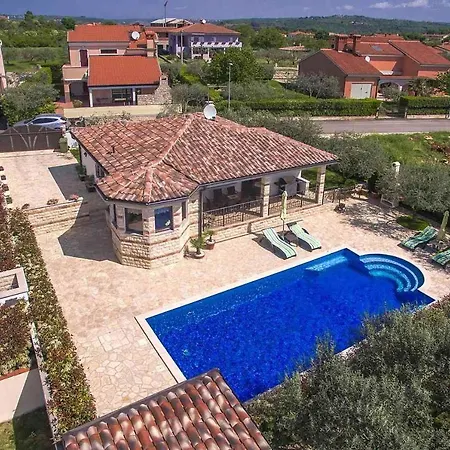 Nyaraló Adry Kaštel