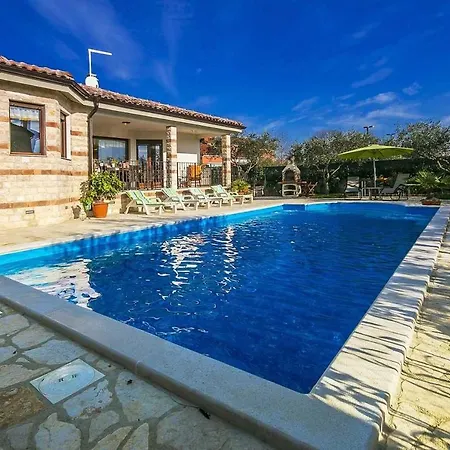 Adry Nyaraló Kaštel